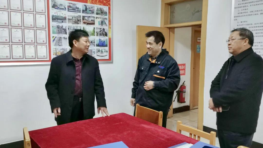 新鄉(xiāng)市總工會副主席王世良(左一)、輝縣市總工會主席李樹林(右一)指導(dǎo)工作