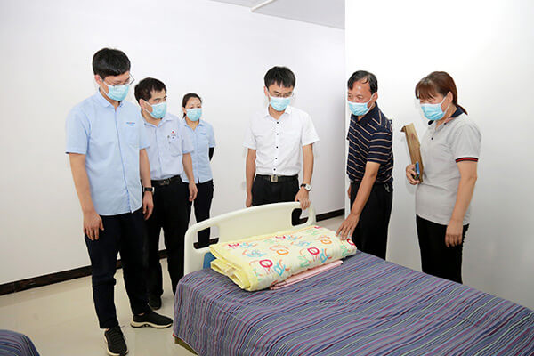 新鄉(xiāng)長(zhǎng)城員工向孟莊鎮(zhèn)敬老院捐款