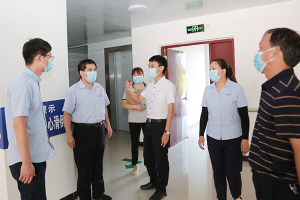 新鄉(xiāng)長(zhǎng)城員工向孟莊鎮(zhèn)敬老院捐款