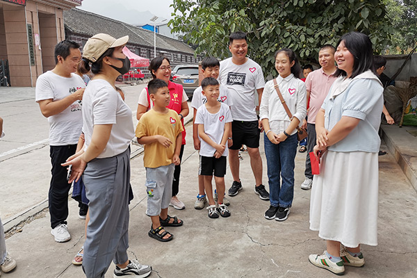 新鄉(xiāng)長(zhǎng)城集團(tuán)愛(ài)心家庭攜手輝縣義工“愛(ài)心助學(xué)，點(diǎn)亮希望”