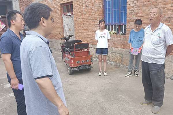 新鄉(xiāng)長(zhǎng)城集團(tuán)愛(ài)心家庭攜手輝縣義工“愛(ài)心助學(xué)，點(diǎn)亮希望”