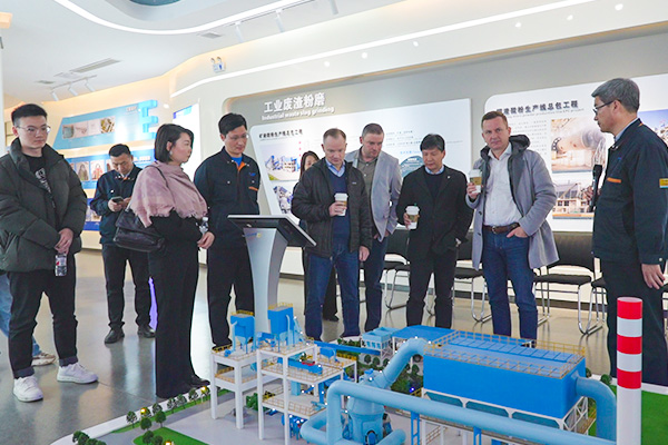 國際工業(yè)集團(tuán)客戶到訪新鄉(xiāng)長城考察